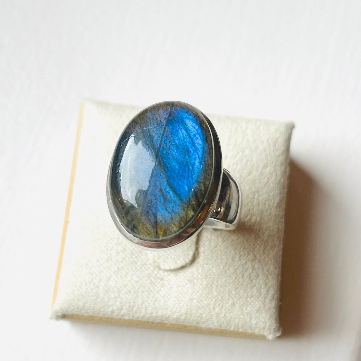 Labradorite Medium Polished Oval Ring - US 8