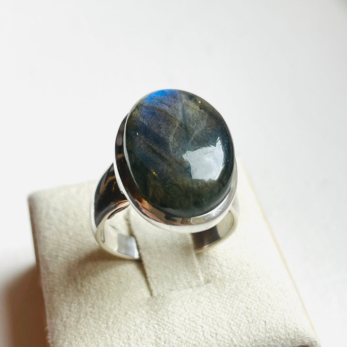 Labradorite Medium Polished Oval Ring - US 8