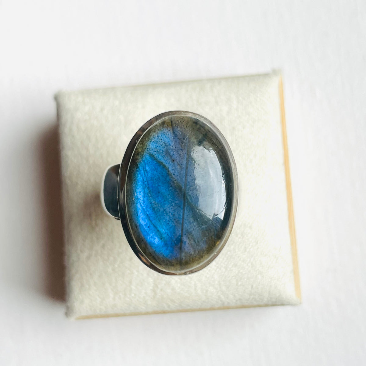 Labradorite Medium Polished Oval Ring - US 8